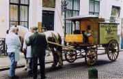 De bakkerskar was in Den Haag nog lange tijd te zien. Collectie Nederlands Bakkerijmuseum.