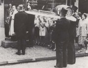 Plechtig wordt in de jaren '50 in Apeldoorn een flinke krentenwegge aangeboden