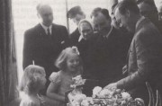De Koninklijke familie neemt in 1947 een kraamschudderswegge in ontvangst t.g.v. de begoorte van prinses Marijke