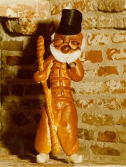 Een traditionele Abraham van brood met baard, pijp en klompjes. Fotocollectie Nederlands Bakkerijmuseum.