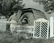 Quebec, Canada, 1948: mrs. George Rioux bakt brood in een klei-oven op het terrein van haar boerderij. Collectie Nederlands Bakkerijmuseum.