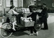 Met een volgeladen bakkerskar werden wijken, dorpen en steden bevoorraad. Collectie Nederlands Bakkerijmuseum.