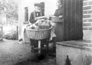 Onder andere in Heerde werd brood bezorgd met behulp van een kruiwagen. Collectie Nederlands Bakkerijmuseum.