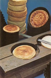 Na de eerste baksessie werden de beschuitbollen doormidden gesneden en opnieuw gebakken zodat een bros product ontstond. Collectie Koninklijke Zeelandia.