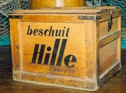 Beschuitkist van de firma Hille. Collectie Nederlands Bakkerijmuseum.