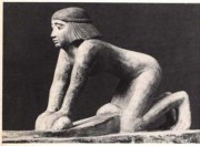 Dit beeldje stelt een Egyptische vrouw voor die graan vermaalt met behulp van een wrijfsteen