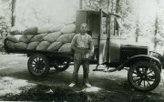 Na het gebruik van paard en wagen stapte de Alkmaarse meelfabriek over op één van de eerste vrachtwagens om de meelbalen naar de bakker te transporteren. Collectie Nederlands Bakkerijmuseum.