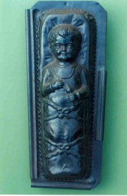 Bakvorm voor een wikkelkind van Moscovisch gebak. Collectie Nederlands Bakkerijmuseum.