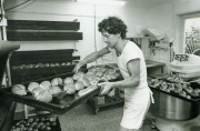 In Bakkerij Olinga worden stoetbomen gebakken anno 1985. Fotobureau Groningen EFG.