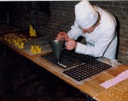 Demonstratie suikergieten in het Nederlands Bakkerijmuseum door oud- bakker Colenbrander