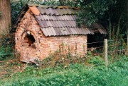 Mini-bakhuisje in het veld. Collectie Nederlands Bakkerijmuseum.