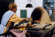 De verrijdbare oven van het Nederlands Bakkerijmuseum is gemaakt van een bakklok op een handkar