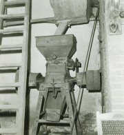 Rosmolen voor het vermalen van rogge, afkomstig uit bakkerij Beerta, omstreeks 1900.