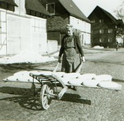 De deegstukken worden met een kruiwagen naar de gemeenschappelijke oven in het dorp gereden. Collectie Nederlands Bakkerijmuseum.