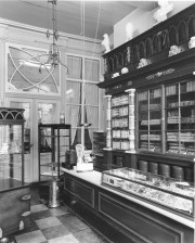 Chique winkelinterieur in den Bosch aan de Hinthammerstraat 4. Collectie Nederlands Bakkerijmuseum.