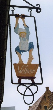 Het roggebrooddeeg werd met de voeten gekneed omdat het om een zwaar deeg ging. Het uithangbord van het Nederlands Bakkerijmuseum herinnert hieraan.