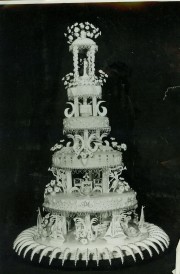 Bruidstaart van rond 1950, vervaardigd door Maison Krul, Den Haag. Collectie Nederlands Bakkerijmuseum.
