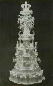 Bruidstaart uit 1937 voor het huwelijk van prinses Juliana en prins Bernhard. Collectie Nederlands Bakkerijmuseum.