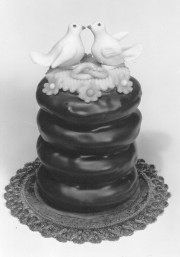 In Duitsland is de Baumkuchen een populair huwelijksgebak. Deze werd gemaakt door banketbakker Otto Gunther. Collectie Ned. Bakkerijmuseum.