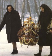 Een_mand_vol_brood_en_gebak_voor_een_Roemeense_begrafenis