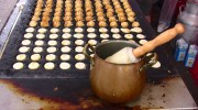 Bakplaat_voor_poffertjes_met_koperen_pot_en_spatel