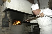 Bakker_Steven_rakelt_de_19de_eeuwde_oven_nog_eens_op_Foto_Eva_Posthuma